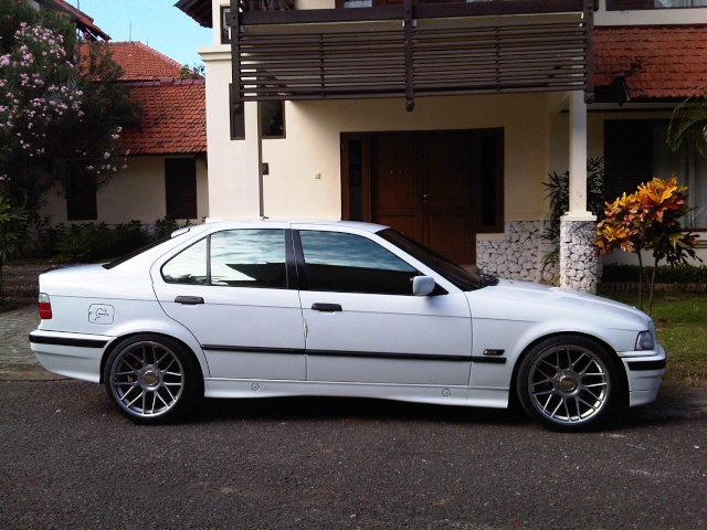Just an ordinary E36 white biem's using 18 inch BBS RC Concave Edition 